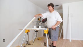 Miter Zobaczył na budowie z pracownikiem w kontrahentów uses ciąć i żyłować kółkowego saw zbiory wideo Miter Zobaczył na budowie z pracownikiem w kontrahentów uses ciąć i żyłować kółkowego saw zbiory wideo