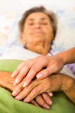 Mitfühlende Krankenschwester Holding Hands lizenzfreie stockbilder Mitfühlende Krankenschwester Holding Hands lizenzfreie stockbilder