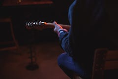 Mitt--avsnitt av mannen som spelar gitarren royaltyfri foto Mitt--avsnitt av mannen som spelar gitarren royaltyfri foto