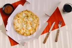 Mittagspause, Pizza in einem offenen Kasten auf Tabelle stockfoto Mittagspause, Pizza in einem offenen Kasten auf Tabelle stockfoto