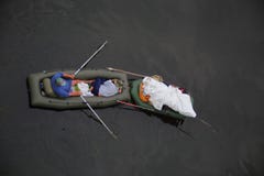 Mittagsrest in einem Boot auf dem Wasser lizenzfreies stockbild Mittagsrest in einem Boot auf dem Wasser lizenzfreies stockbild