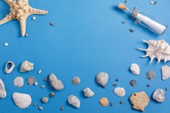 Mitteilung in einer Flasche auf einem Türkishintergrund mit Muscheln und Starfish Ansicht von oben stockfotos Mitteilung in einer Flasche auf einem Türkishintergrund mit Muscheln und Starfish Ansicht von oben stockfotos