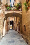 Mittelalterliche schmale Straße Vicolo Delle Scotte in Siena, Toskana, Italien stockbilder Mittelalterliche schmale Straße Vicolo Delle Scotte in Siena, Toskana, Italien stockbilder