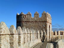 Mittelalterliche Stadtmauern und Wall gegen vibrierenden blauen sonnigen Himmel, Spanien stockfotos Mittelalterliche Stadtmauern und Wall gegen vibrierenden blauen sonnigen Himmel, Spanien stockfotos