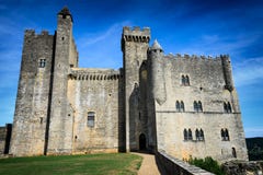 Mittelalterliches Schloss entlang Dordogne-Fluss lizenzfreies stockfoto Mittelalterliches Schloss entlang Dordogne-Fluss lizenzfreies stockfoto