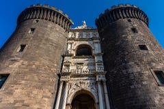 Mittelalterliches Schloss Maschio Angioino an einem Sommertag in Neapel lizenzfreies stockbild Mittelalterliches Schloss Maschio Angioino an einem Sommertag in Neapel lizenzfreies stockbild