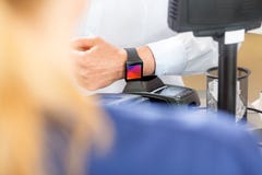 Mittelteil des Kunden zahlend durch Smartwatch lizenzfreie stockfotografie Mittelteil des Kunden zahlend durch Smartwatch lizenzfreie stockfotografie