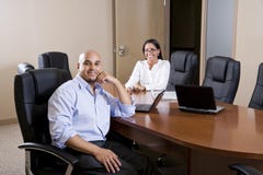 Mittler-Erwachsener hispanische Büroangestellte im Sitzungssaal lizenzfreie stockbilder Mittler-Erwachsener hispanische Büroangestellte im Sitzungssaal lizenzfreie stockbilder
