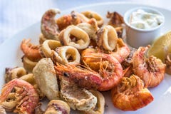Mixed Deep-fried Fish, Shrimp And Squid Platter Stock Photography Mixed Deep-fried Fish, Shrimp And Squid Platter Stock Photography