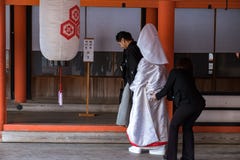 MIYAJIMA JAPAN - FEBRUARI 03, 2018: Japanskt få för brud att gifta sig i den Itsukushima relikskrin som bär vit och röd tradition fotografering för bildbyråer MIYAJIMA JAPAN - FEBRUARI 03, 2018: Japanskt få för brud att gifta sig i den Itsukushima relikskrin som bär vit och röd tradition fotografering för bildbyråer