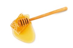 Miód, honeycomb kawałek i drewniana chochla odizolowywający na białym tle, zdjęcia stock Miód, honeycomb kawałek i drewniana chochla odizolowywający na białym tle, zdjęcia stock