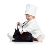 Miúdo adorável com roupa do coelho do doutor e do animal de estimação imagem de stock Miúdo adorável com roupa do coelho do doutor e do animal de estimação imagem de stock