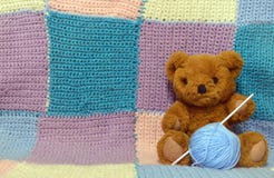 Miś z woolen piłką na trykotowym tle zdjęcia stock Miś z woolen piłką na trykotowym tle zdjęcia stock