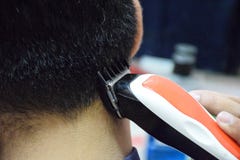 Mjuk fokus till mäns hairstyling och haircutting med hårclipperen arkivbild Mjuk fokus till mäns hairstyling och haircutting med hårclipperen arkivbild