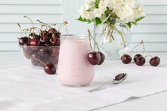 Mjölka yoghurten med nya körsbärsröda bär Royaltyfri Fotografi Mjölka yoghurten med nya körsbärsröda bär Royaltyfri Fotografi
