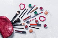 Mnóstwo jaskrawi piękni fachowi kosmetyki iść czerwona kiesa na światła białego tle, muśnięcie, pomadka, cienia eyeshadow, pe obrazy royalty free Mnóstwo jaskrawi piękni fachowi kosmetyki iść czerwona kiesa na światła białego tle, muśnięcie, pomadka, cienia eyeshadow, pe obrazy royalty free