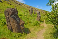 Moai kamienia statuy przy Rapa Nui - Wielkanocna wyspa zdjęcia stock Moai kamienia statuy przy Rapa Nui - Wielkanocna wyspa zdjęcia stock