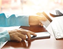 Mobiele betalingen, die smartphone en creditcard voor online het winkelen gebruiken stock afbeelding Mobiele betalingen, die smartphone en creditcard voor online het winkelen gebruiken stock afbeelding