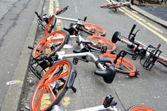 Mobikes ha scaricato nella strada, l'8 aprile 2018 in Ce di Manchester City Fotografia Stock Mobikes ha scaricato nella strada, l'8 aprile 2018 in Ce di Manchester City Fotografia Stock