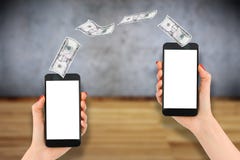 Mobil betalning- eller pengaröverföring med smartphonen, träbakgrund Arkivfoton Mobil betalning- eller pengaröverföring med smartphonen, träbakgrund Arkivfoton