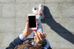 mobil telefon genom att använda kvinnan Arkivbild mobil telefon genom att använda kvinnan Arkivbild