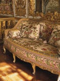 Mobilia nella camera da letto della regina Marie Antoinette al palazzo di Versailles immagini stock libere da diritti Mobilia nella camera da letto della regina Marie Antoinette al palazzo di Versailles immagini stock libere da diritti
