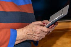 Mobiltelefon i händer royaltyfri bild Mobiltelefon i händer royaltyfri bild