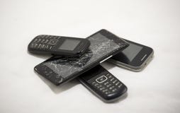 Mobiltelefoner gammalt som är brutna på en vit bakgrund royaltyfria bilder Mobiltelefoner gammalt som är brutna på en vit bakgrund royaltyfria bilder