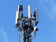 Mobiltelefonmast vid M25 motorwayen, Rickmansworth royaltyfri bild Mobiltelefonmast vid M25 motorwayen, Rickmansworth royaltyfri bild