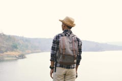 Mochila asiática feliz del hombre del inconformista en fondo de la naturaleza fotos de archivo libres de regalías Mochila asiática feliz del hombre del inconformista en fondo de la naturaleza fotos de archivo libres de regalías