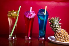 Mocktail i perfekt r?d bakgrund med enorm f?rg fotografering för bildbyråer Mocktail i perfekt r?d bakgrund med enorm f?rg fotografering för bildbyråer