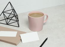 Mockup wizytówka na granicie z menchii książką, ołówkiem i posążkiem, filiżanka kawy obrazy stock Mockup wizytówka na granicie z menchii książką, ołówkiem i posążkiem, filiżanka kawy obrazy stock