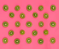 Mod?le color? de fruit des tranches fra?ches de kiwi sur le fond rose image stock Mod?le color? de fruit des tranches fra?ches de kiwi sur le fond rose image stock