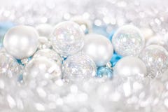 Mod?le de No?l et de nouvelle ann?e, ornement des boules de No?l et tresse, d?cor de conte de f?es d'hiver dans la couleur bleue photo stock Mod?le de No?l et de nouvelle ann?e, ornement des boules de No?l et tresse, d?cor de conte de f?es d'hiver dans la couleur bleue photo stock
