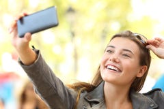 Mod nastoletni bierze selfies na ulicie fotografia royalty free Mod nastoletni bierze selfies na ulicie fotografia royalty free