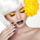 Moda blondyny Modelują dziewczyna portret z Modnym Krótkim Włosianym stylem, obrazy stock Moda blondyny Modelują dziewczyna portret z Modnym Krótkim Włosianym stylem, obrazy stock