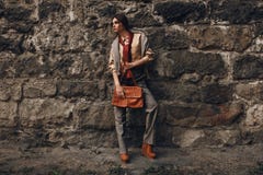 Moda model W Modnych ubraniach najbliższa ścianki piękna kobieta zdjęcie stock Moda model W Modnych ubraniach najbliższa ścianki piękna kobieta zdjęcie stock