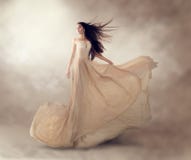 Moda model w pięknej beżowej bieżącej szyfon sukni fotografia stock Moda model w pięknej beżowej bieżącej szyfon sukni fotografia stock