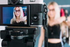 Moda stylisty vlog wideo leje się sala wystawowa fotografia stock Moda stylisty vlog wideo leje się sala wystawowa fotografia stock