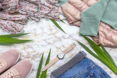 Moda women' ropa de s, accesorios de moda de las hojas tropicales fijados en fondo de mármol blanco beige Equipo casual eleg imagenes de archivo Moda women' ropa de s, accesorios de moda de las hojas tropicales fijados en fondo de mármol blanco beige Equipo casual eleg imagenes de archivo