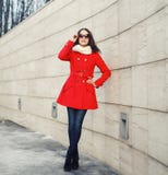Mode de rue, femme élégante dans la veste rouge image stock Mode de rue, femme élégante dans la veste rouge image stock