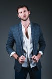 Mode de studio tirée : portrait des jeans de port, de la chemise et de la veste de jeune homme beau images libres de droits Mode de studio tirée : portrait des jeans de port, de la chemise et de la veste de jeune homme beau images libres de droits