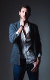 Mode de studio tirée : portrait des jeans de port, de la chemise et de la veste de jeune homme beau photos libres de droits Mode de studio tirée : portrait des jeans de port, de la chemise et de la veste de jeune homme beau photos libres de droits