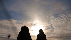 Mode de vie heureux de touristes de famille marchant tenant la silhouette de main au coucher du soleil concept de voyage de trava banque de vidéos Mode de vie heureux de touristes de famille marchant tenant la silhouette de main au coucher du soleil concept de voyage de trava banque de vidéos