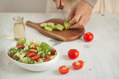 Mode de vie sain, concept de r?gime Faire la salade verte fraîche image libre de droits Mode de vie sain, concept de r?gime Faire la salade verte fraîche image libre de droits