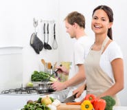 Mode de vie vivant sain heureux dans la cuisine images libres de droits Mode de vie vivant sain heureux dans la cuisine images libres de droits
