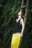 Mode in der jungen Frau des Gartens im eleganten gelben Rock und im Schwarzen stockfotos Mode in der jungen Frau des Gartens im eleganten gelben Rock und im Schwarzen stockfotos