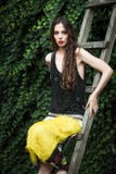 Mode in der jungen Frau des Gartens im eleganten gelben Rock und im Schwarzen stockfoto Mode in der jungen Frau des Gartens im eleganten gelben Rock und im Schwarzen stockfoto