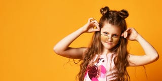 Mode et concept de personnes : fille ?l?gante dans des v?tements sport, posant photographie stock Mode et concept de personnes : fille ?l?gante dans des v?tements sport, posant photographie stock