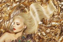 Mode-Modell Hairstyle und Schönheits-Make-up, Frauen-wellenartig bewegendes Haar lizenzfreies stockbild Mode-Modell Hairstyle und Schönheits-Make-up, Frauen-wellenartig bewegendes Haar lizenzfreies stockbild
